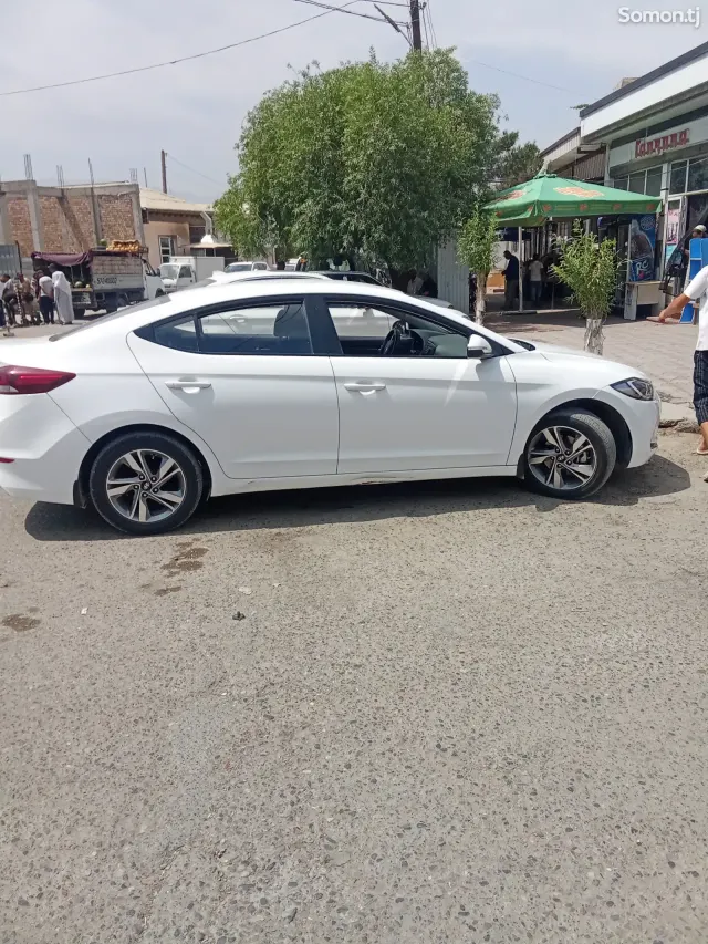 Hyundai Elantra 2018 · 1.6 AT