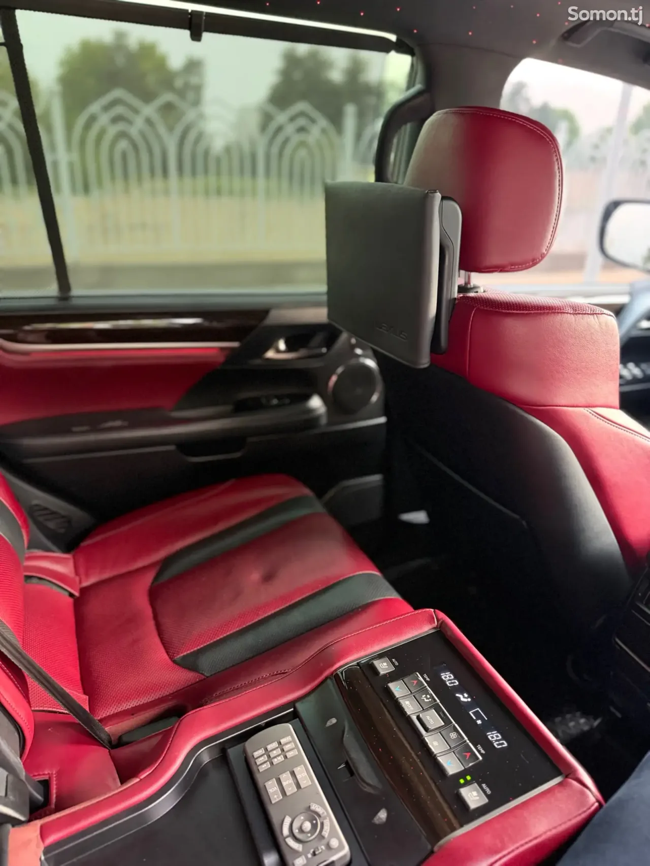 Lexus LX series 2017 · 5.7 AT