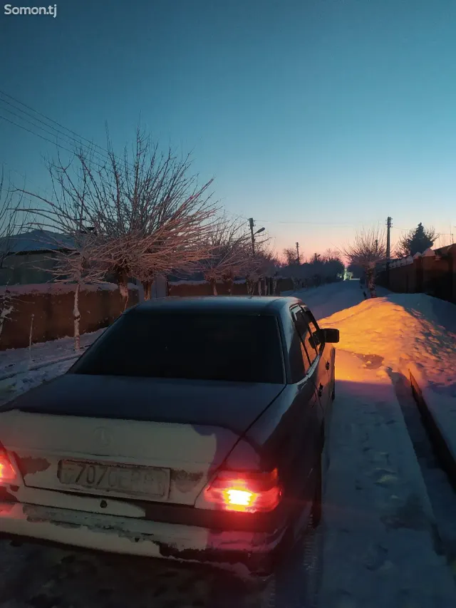 Mercedes-Benz W124 1990 · 2.5 MT