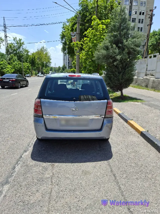 Opel Zafira 2006 · 1.6 MT
