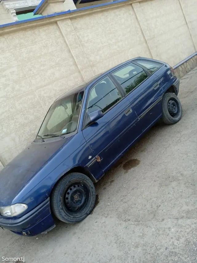 Opel Astra F 1994 · 1.6 MT