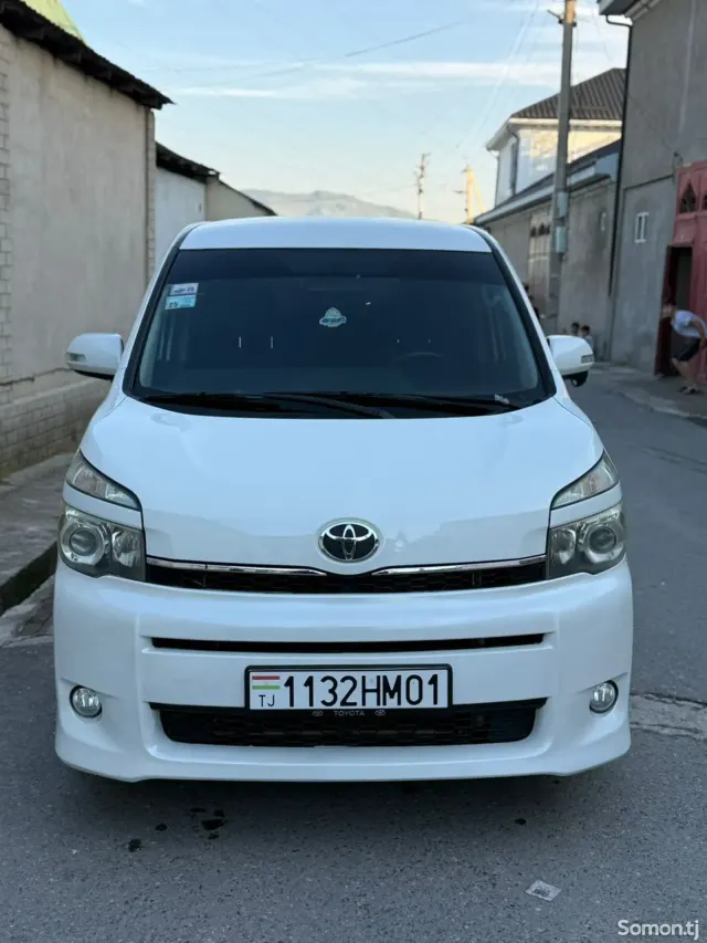 Toyota Voxy 2010 · 2.0 CVT