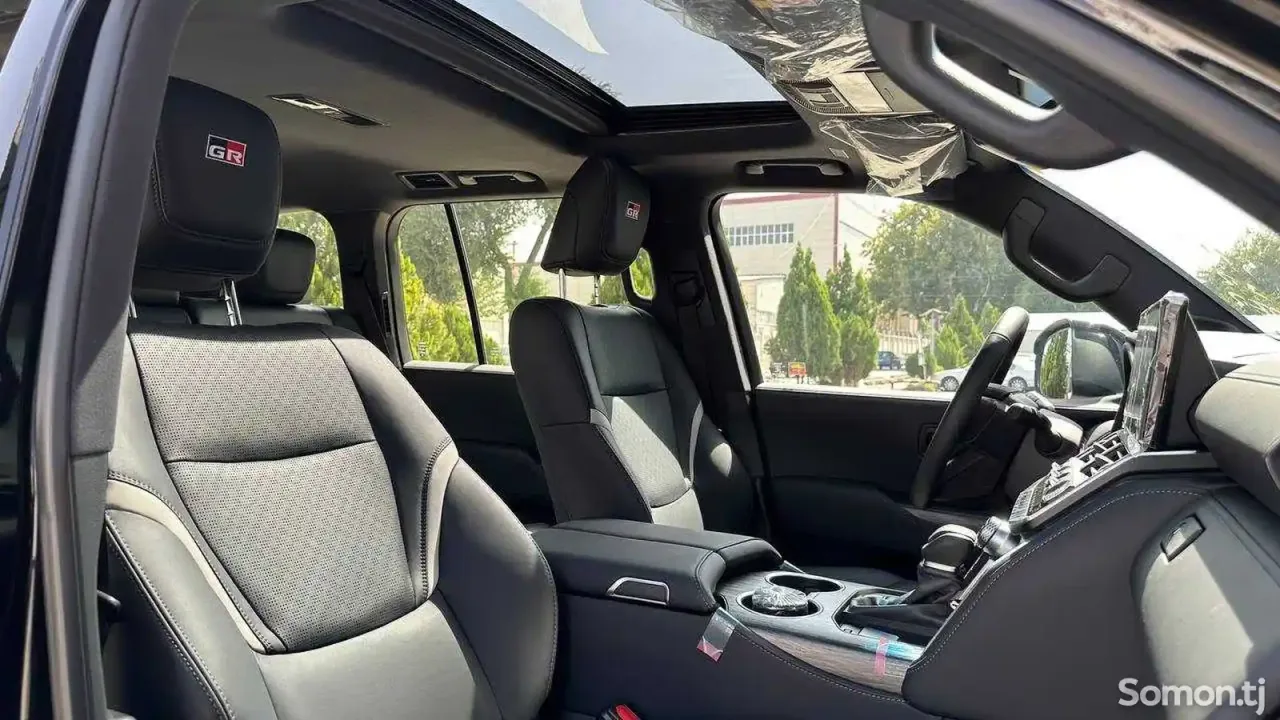 Toyota Land Cruiser 2023 · 3.5 AT