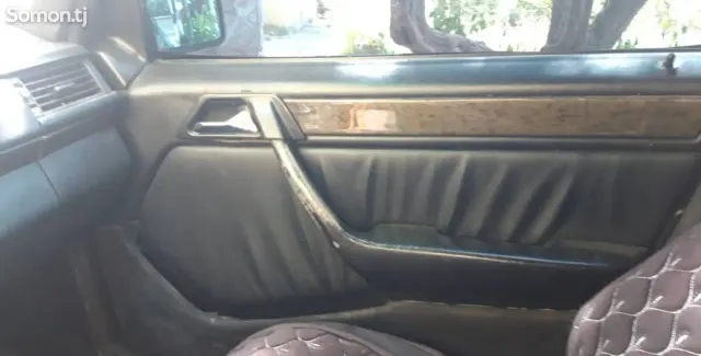 Mercedes-Benz W124 1994 · 3.2 AT