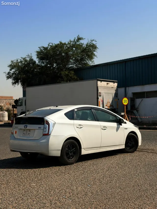 Toyota Prius 2015 · 1.8 AT