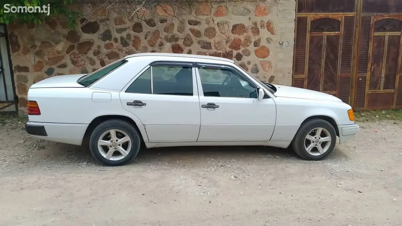 Mercedes-Benz W124 1992 · 2.0 MT