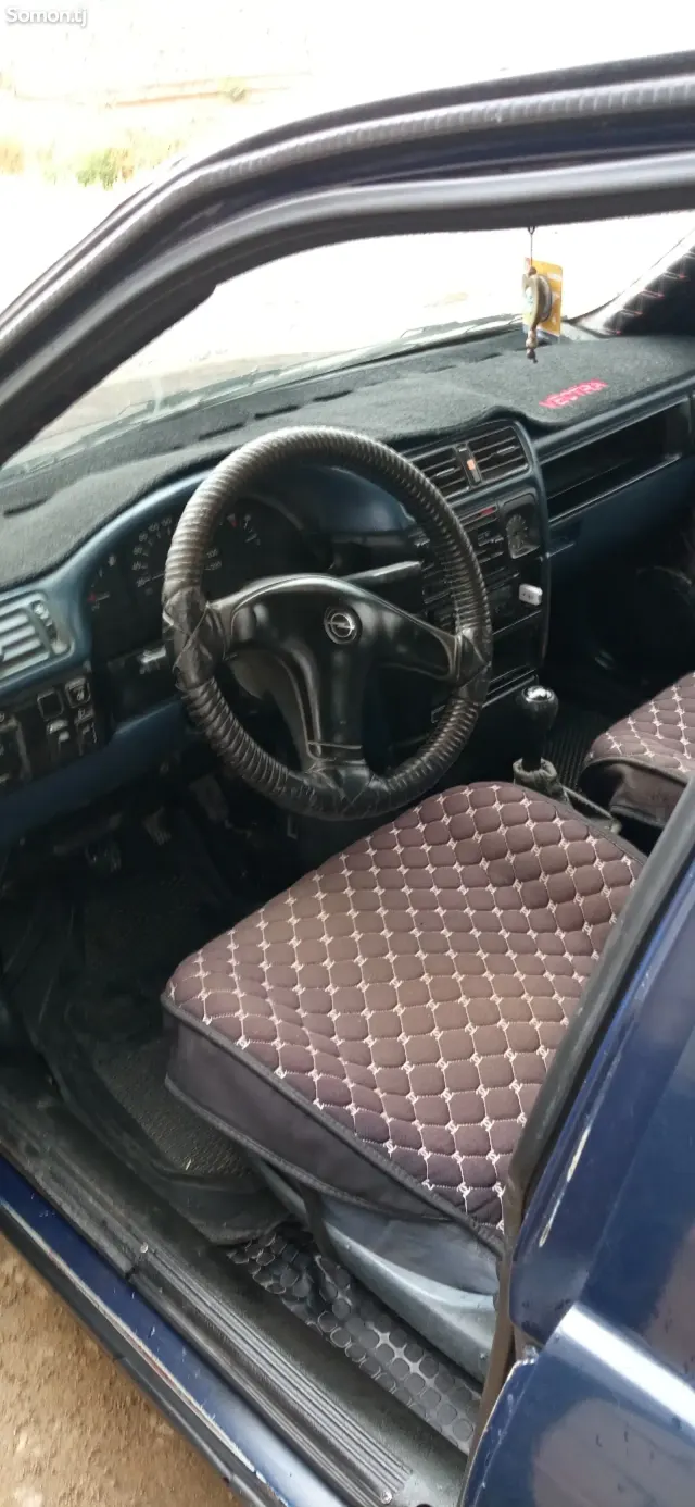 Opel Vectra A 1993 · 1.6 MT