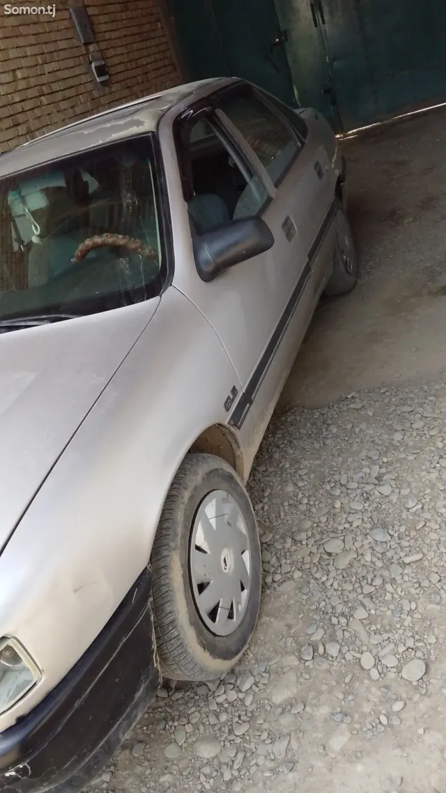 Opel Vectra A 1992 · 1.6 MT