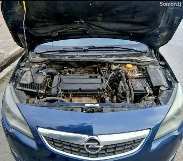 Opel Astra J 2010 · 1.6 AT