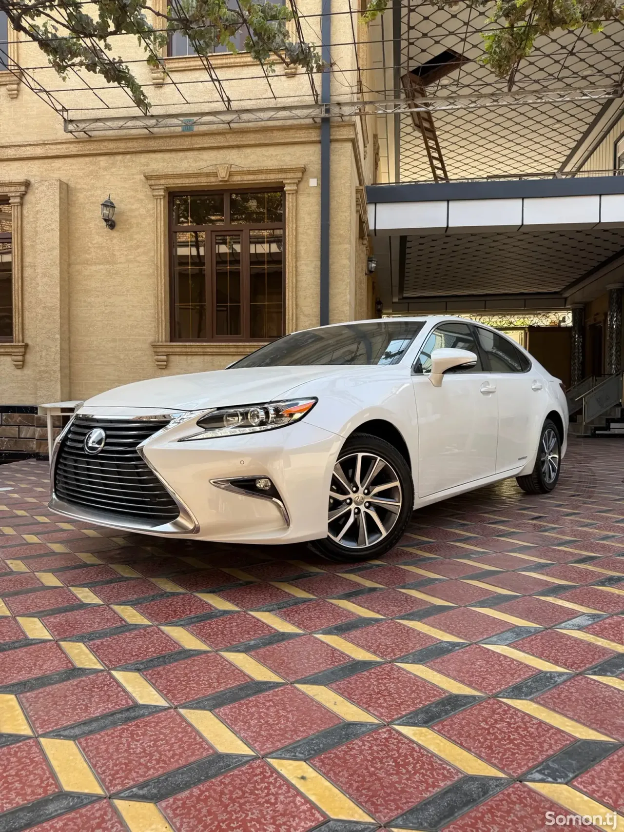 Lexus ES series 2016 · 3.0 AT