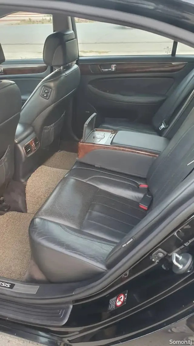 Hyundai Genesis 2008 · 3.8 AT