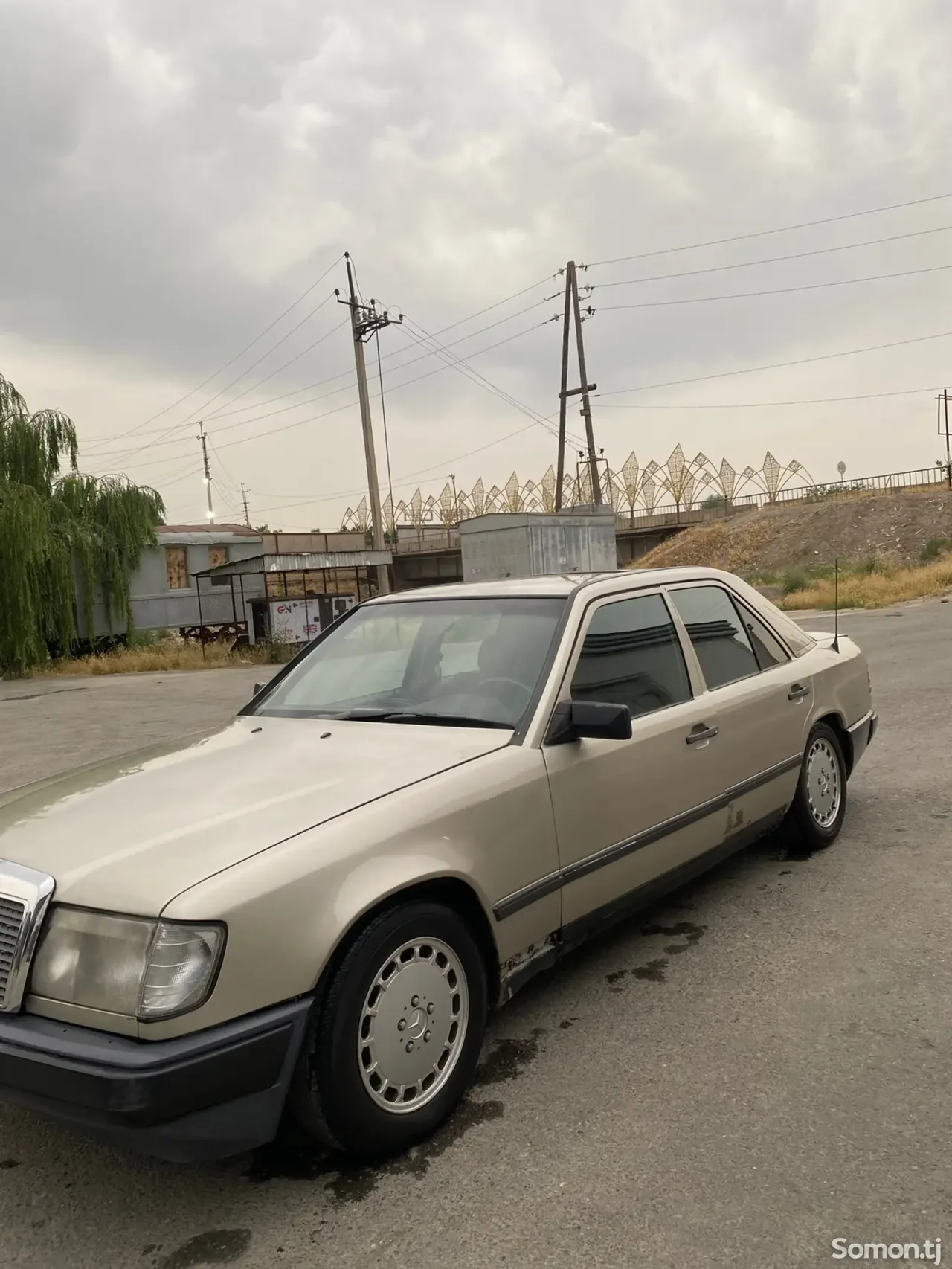 Mercedes-Benz W124 1988 · 2.5 AT