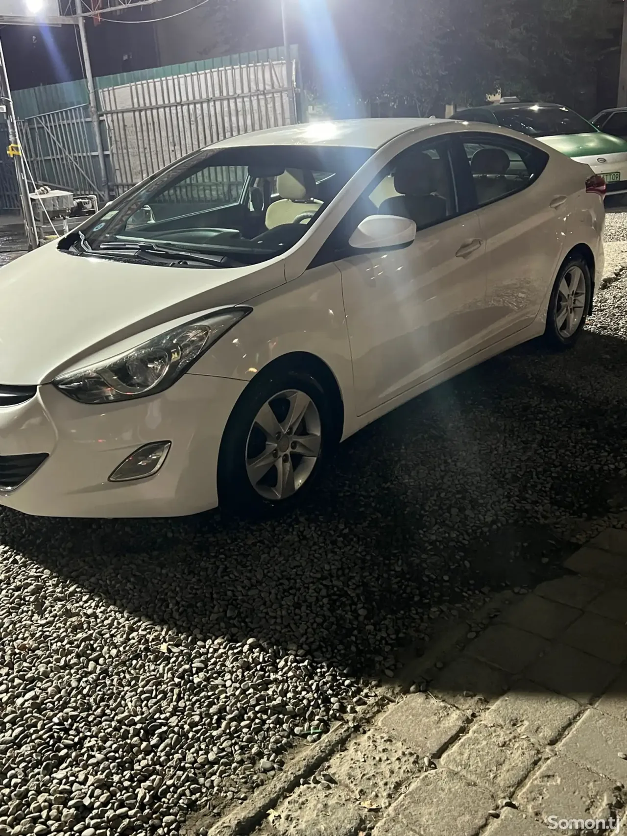 Hyundai Elantra 2012 · 1.8 AT