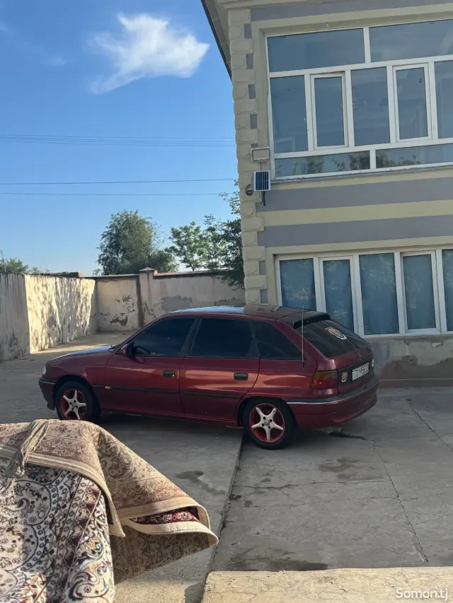 Opel Astra H 1993 · 1.6 MT