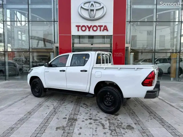 Toyota Hilux 2025 · 2.7 MT