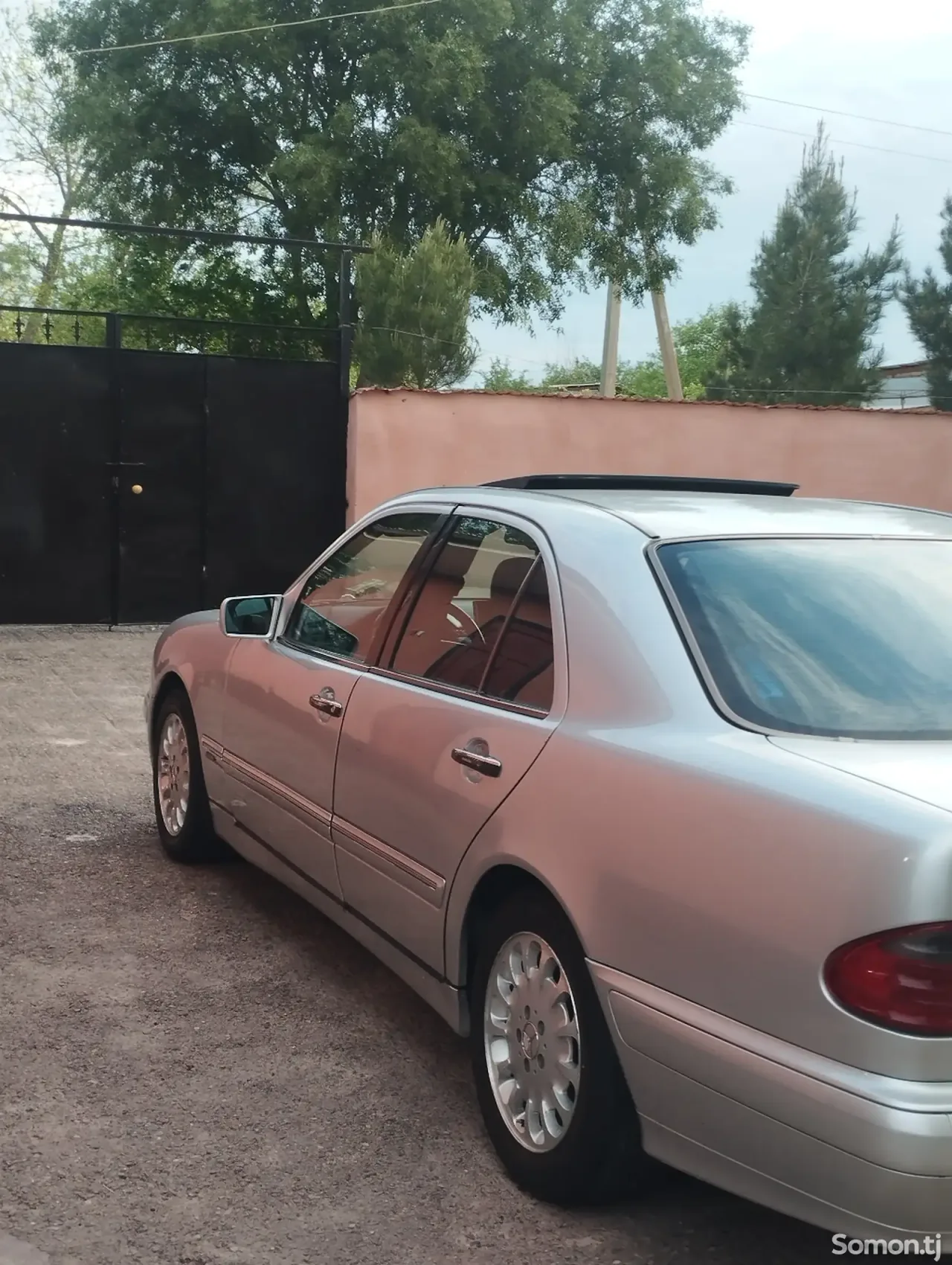 Mercedes-Benz E class 1995 · 2.3 AT