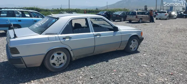 Mercedes-Benz W201 1990 · 2.0 MT