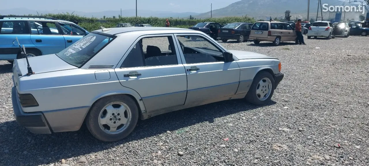 Mercedes-Benz W201 1990 · 2.0 MT