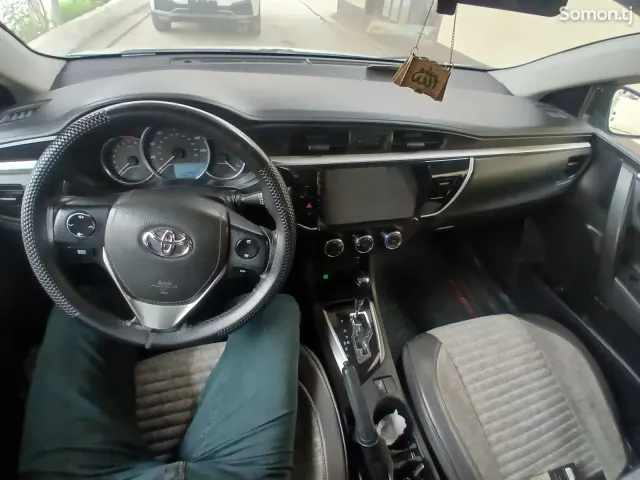 Toyota Corolla 2015 · 1.8 AT
