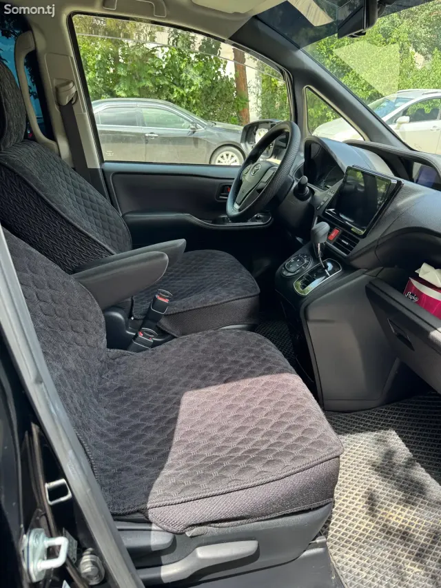 Toyota Voxy 2014 · 2.0 AT