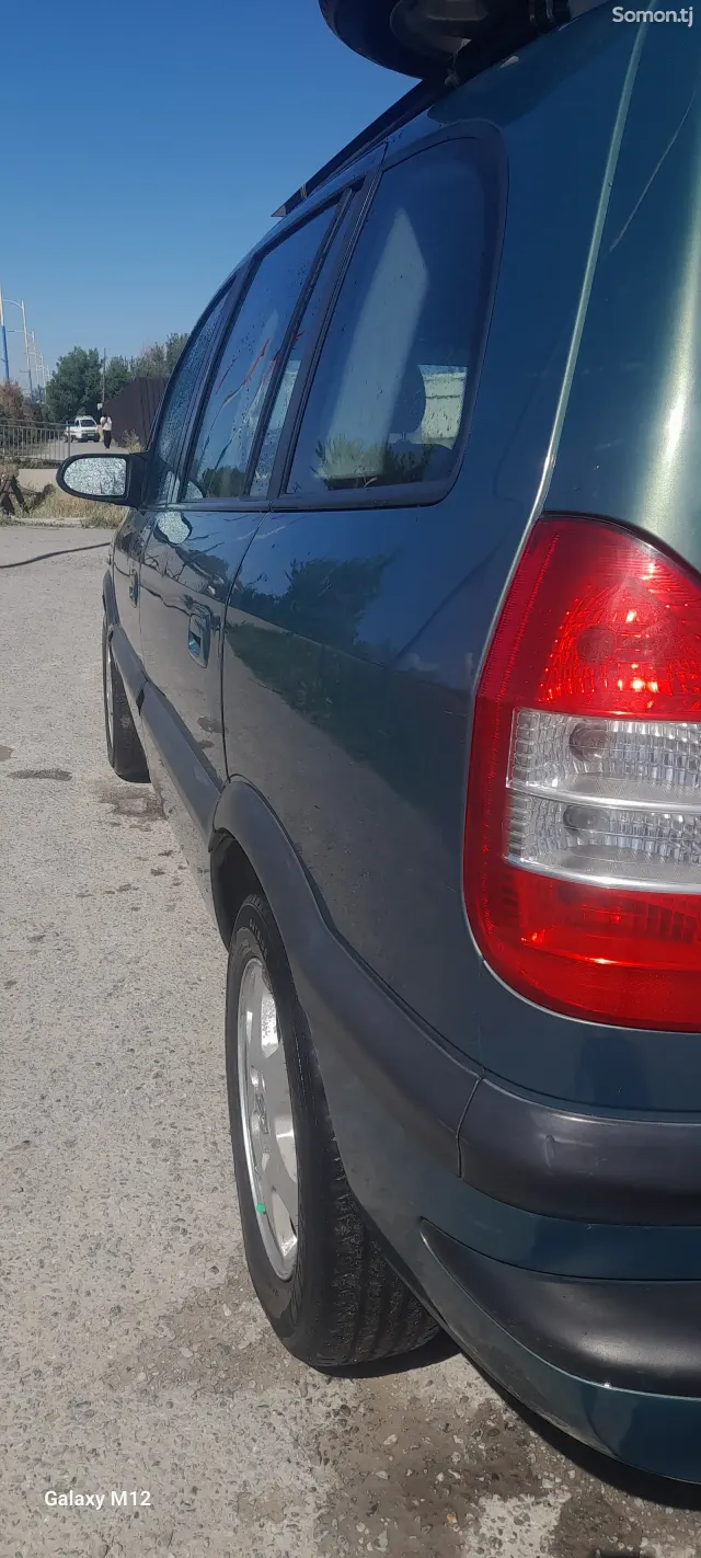 Opel Zafira 2003 · 1.6 MT