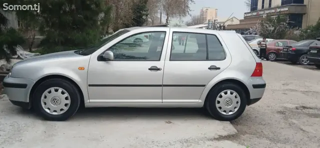 Volkswagen Golf 1999 · 1.6 MT