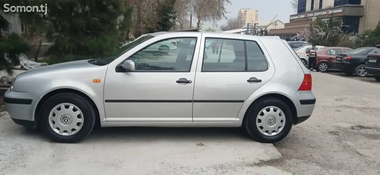 Volkswagen Golf 1999 · 1.6 MT