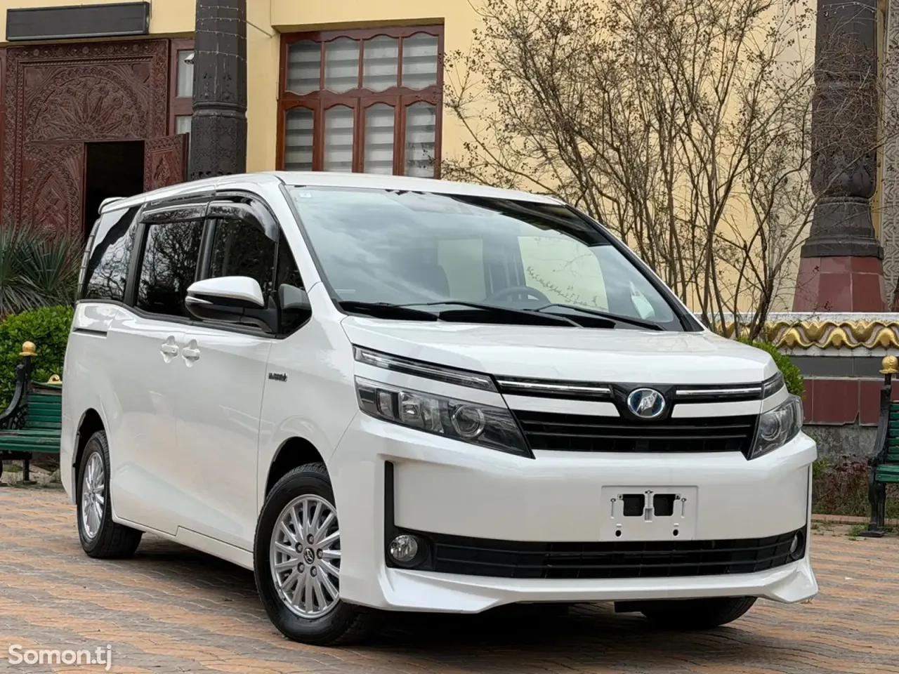 Toyota Voxy 2014 · 2.0 AT