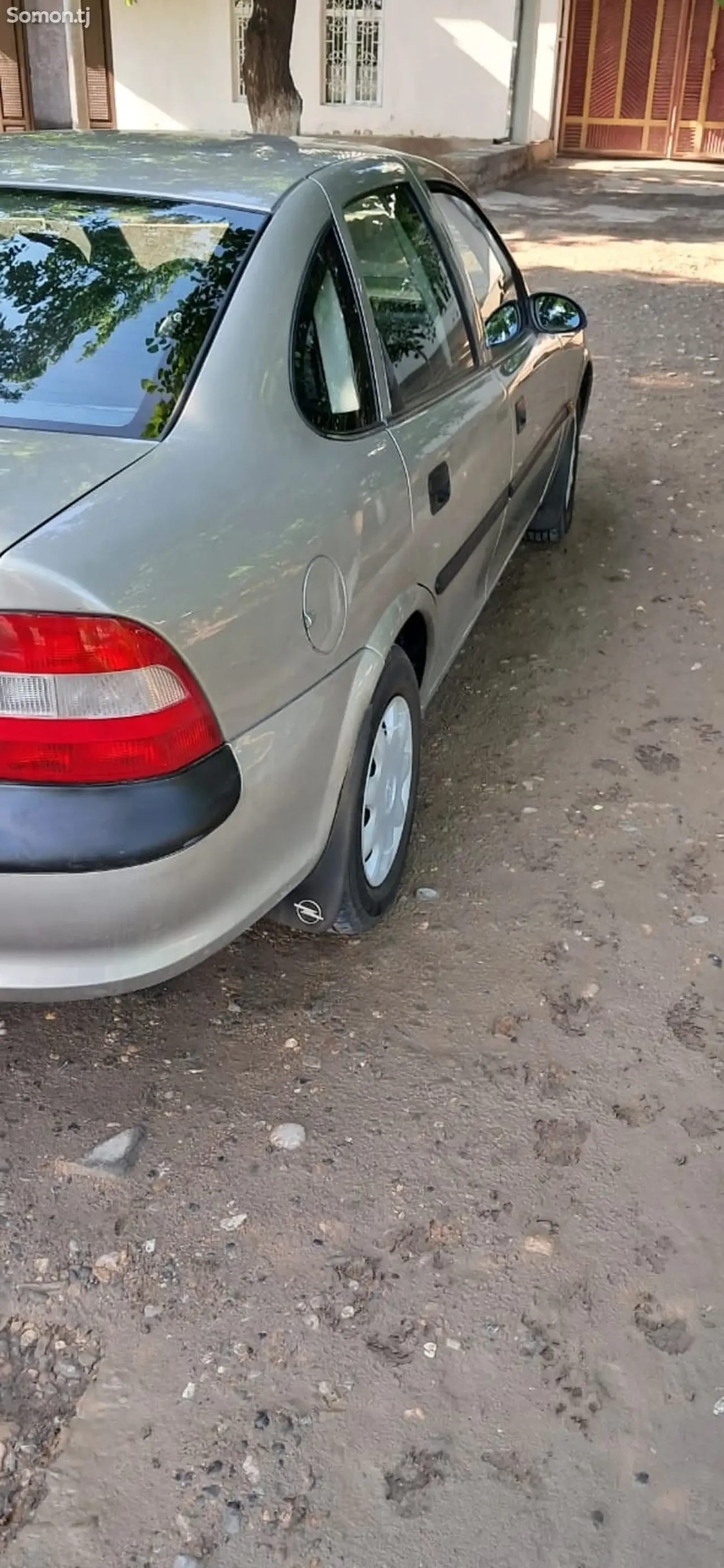 Opel Vectra B 1996 · 1.6 MT