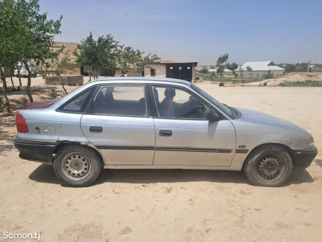 Opel Astra G 1992 · 1.6 MT