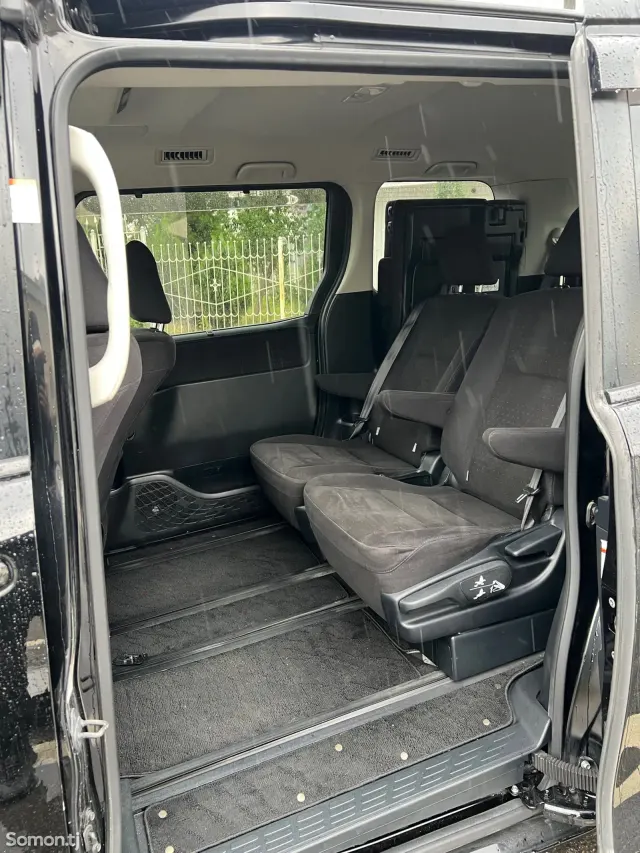 Toyota Voxy 2015 · 2.0 CVT
