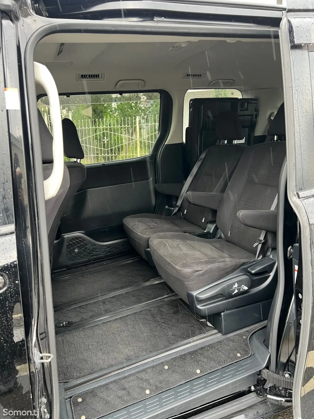Toyota Voxy 2015 · 2.0 CVT