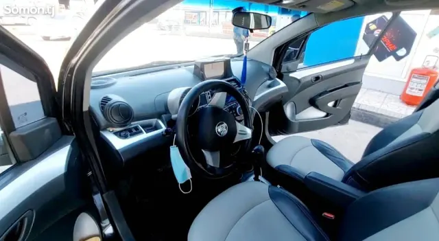 Chevrolet Spark 2011 · 1.0 AT