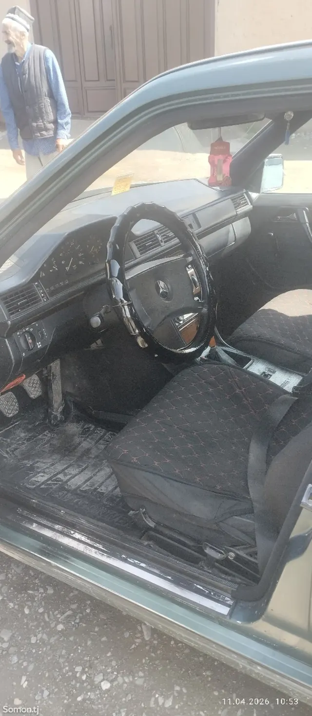 Mercedes-Benz W124 1992 · 2.0 MT