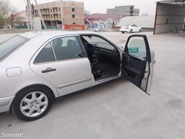 Mercedes-Benz E class 1996 · 2.0 MT