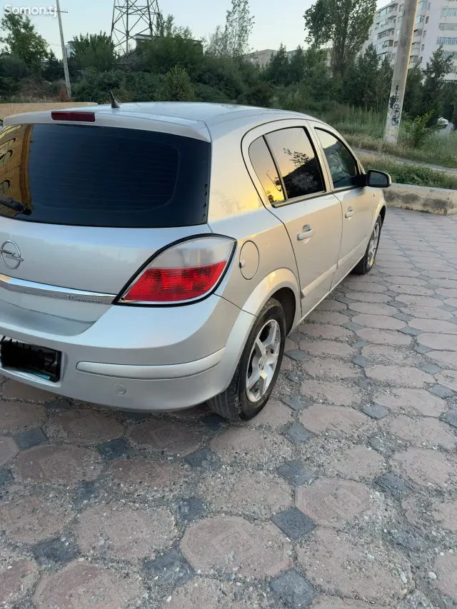 Opel Astra H 2005 · 1.6 MT