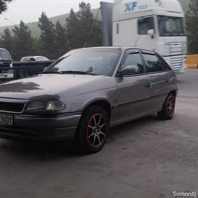 Opel Astra F 1993 · 1.6 MT