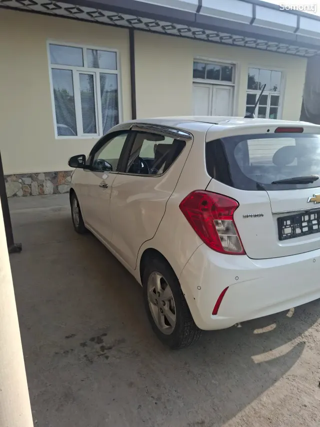 Chevrolet Spark 2016 · 1.0 AT