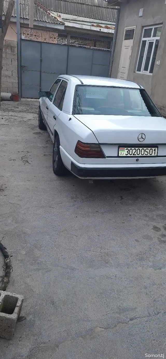 Mercedes-Benz W124 1989 · 2.5 MT