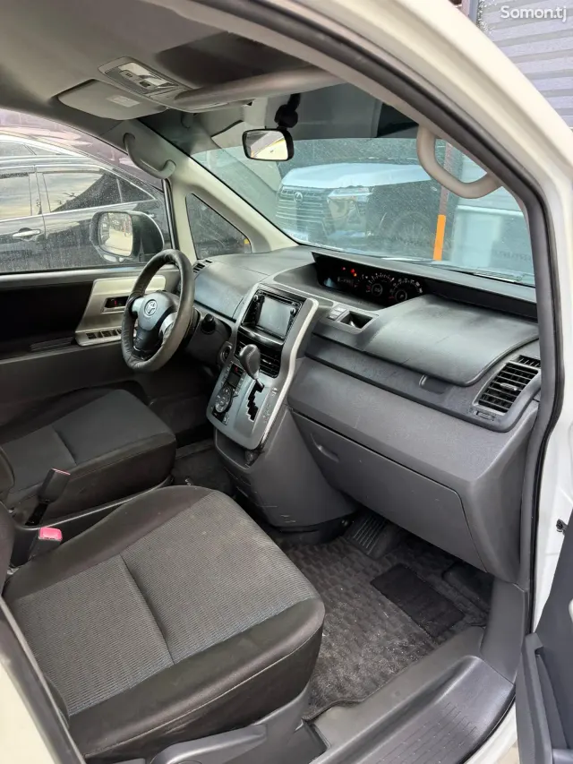 Toyota Voxy 2007 · 1.8 AT