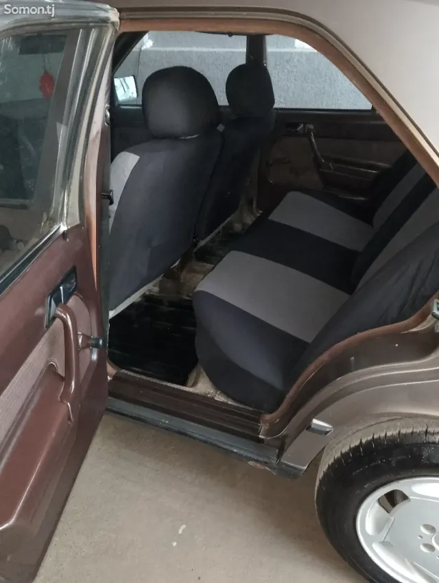 Mercedes-Benz W201 1989 · 1.8 MT
