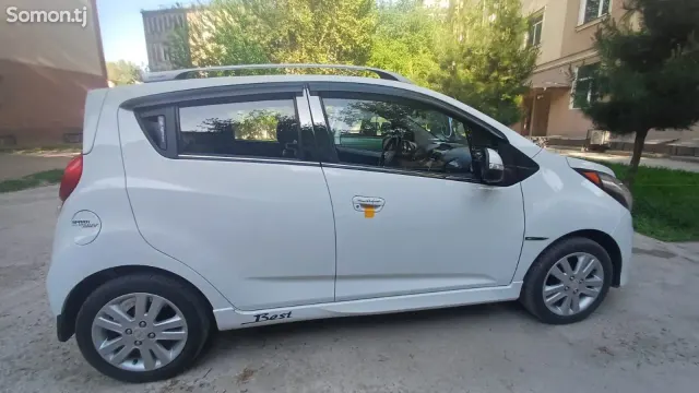 Chevrolet Spark 2015 · 1.1 AT
