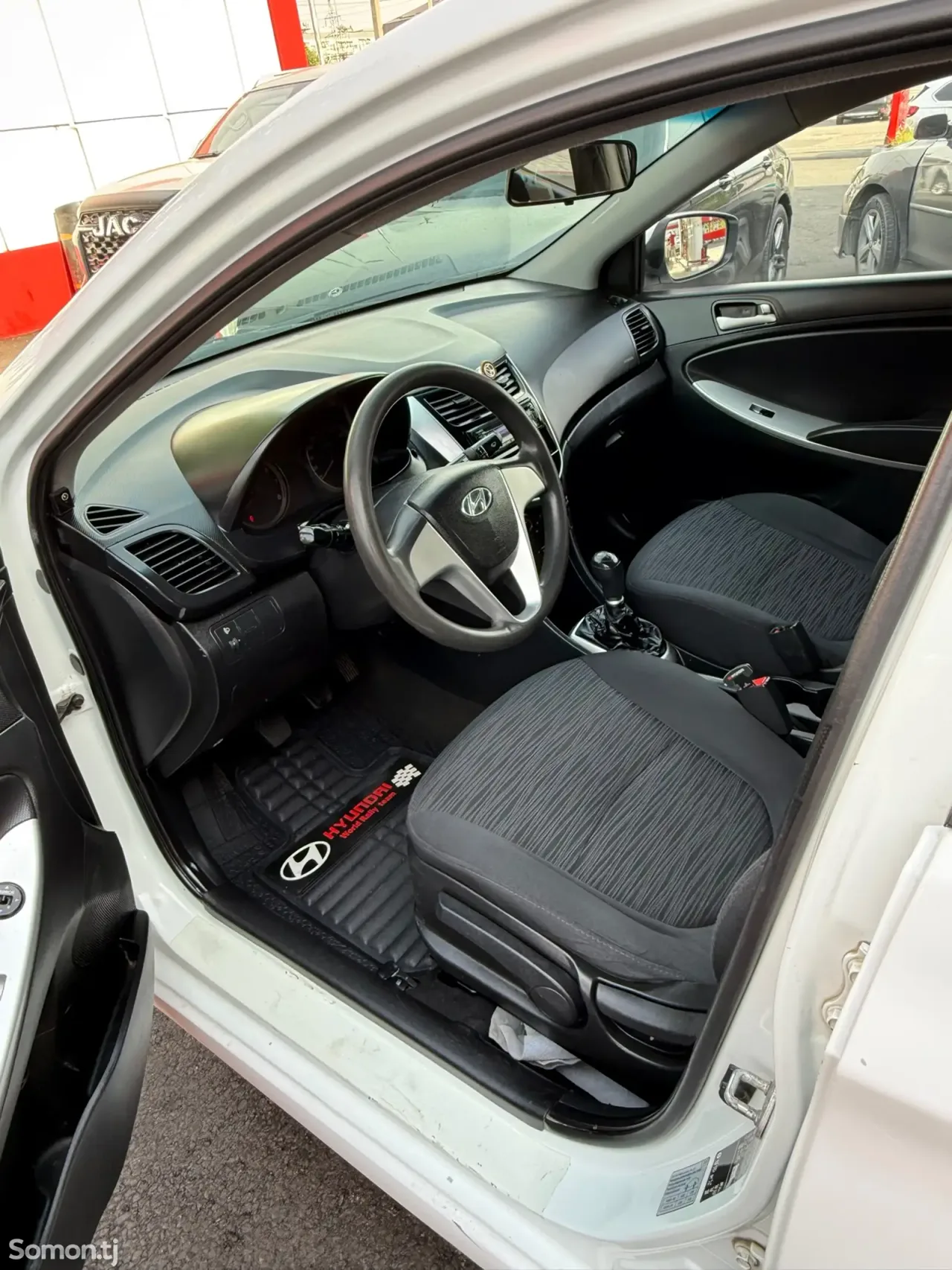 Hyundai Solaris 2015 · 1.6 MT