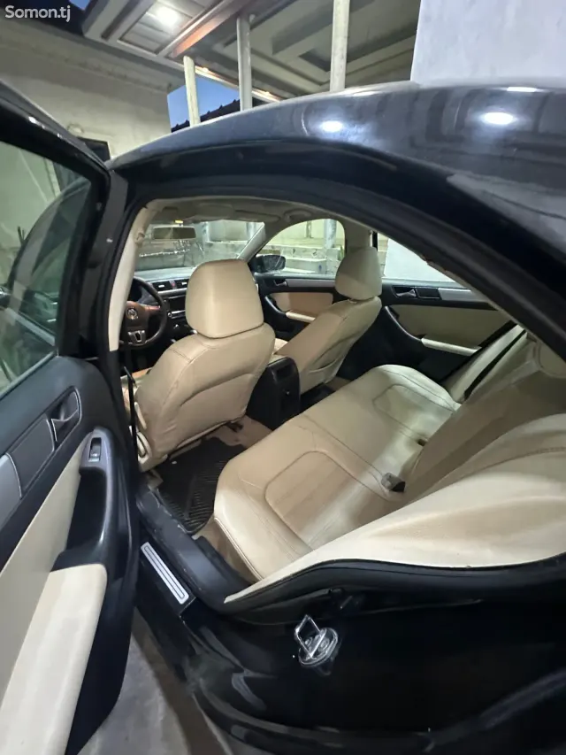 Volkswagen Jetta 2012 · 2.0 AT