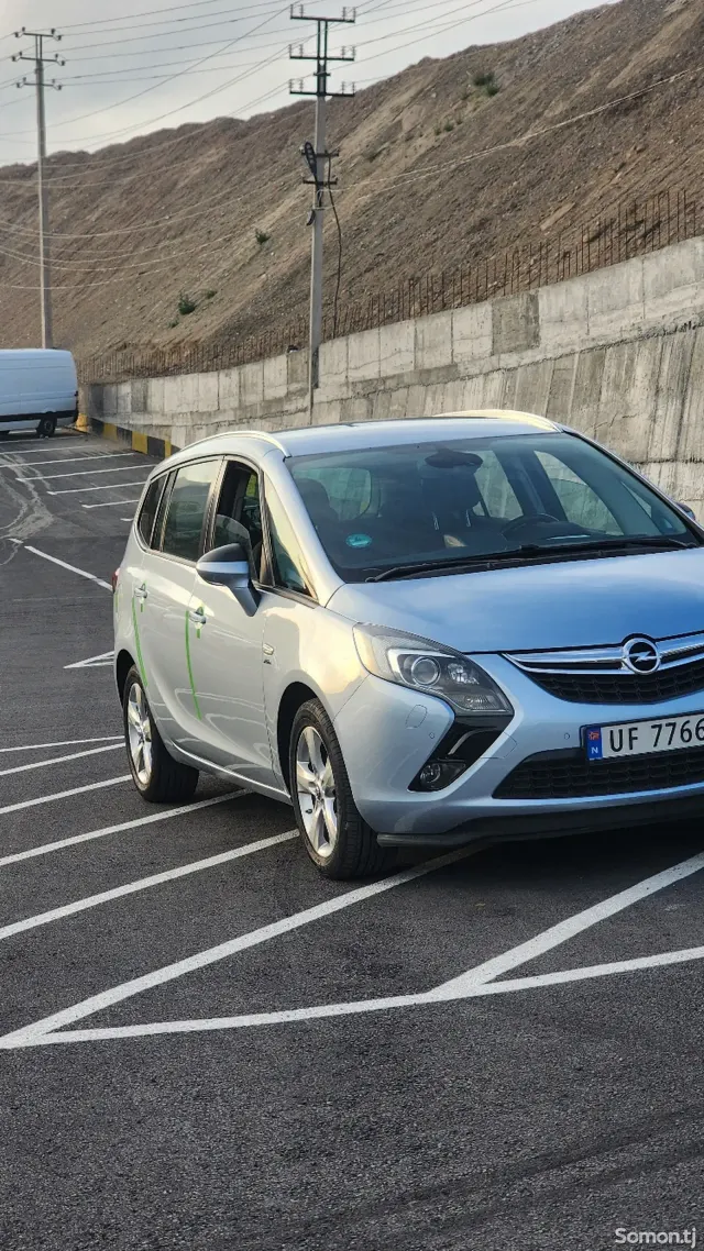Opel Zafira 2015 · 1.4 MT