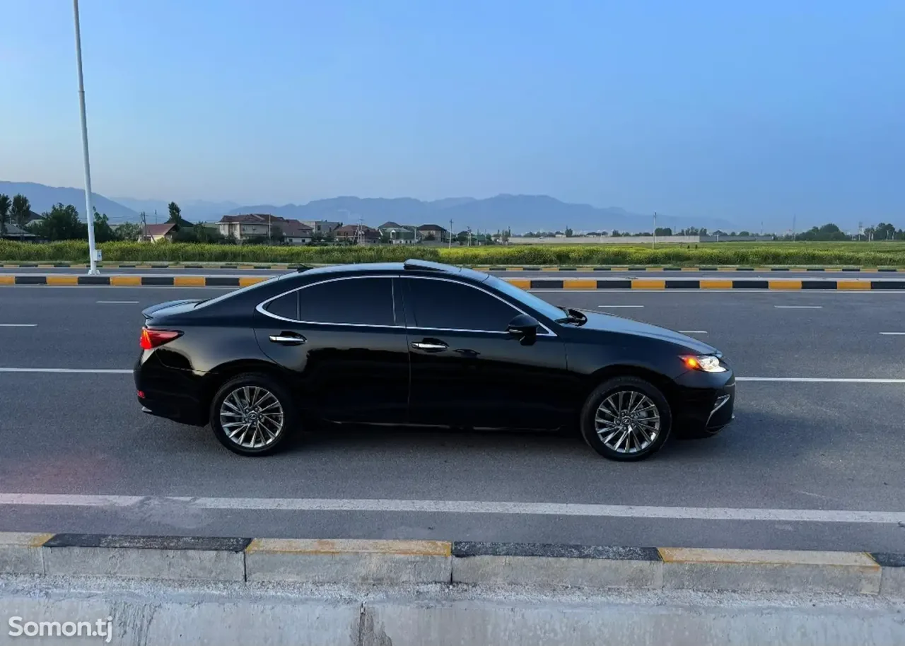 Lexus ES series 2016 · 2.5 AT