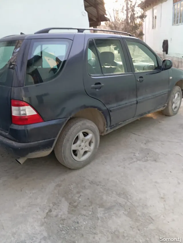Mercedes-Benz ML class 2000 · 2.5 AT
