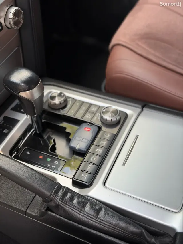 Toyota Land Cruiser 2016 · 4.6 AT