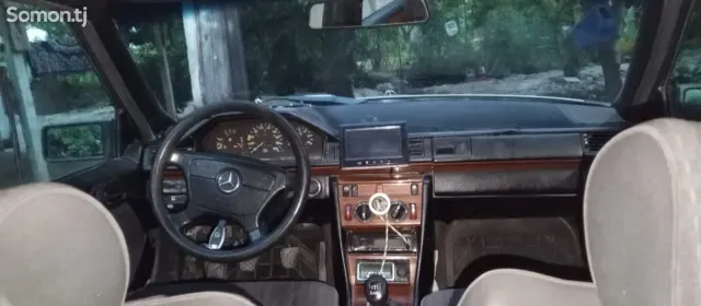 Mercedes-Benz W124 1994 · 2.0 MT