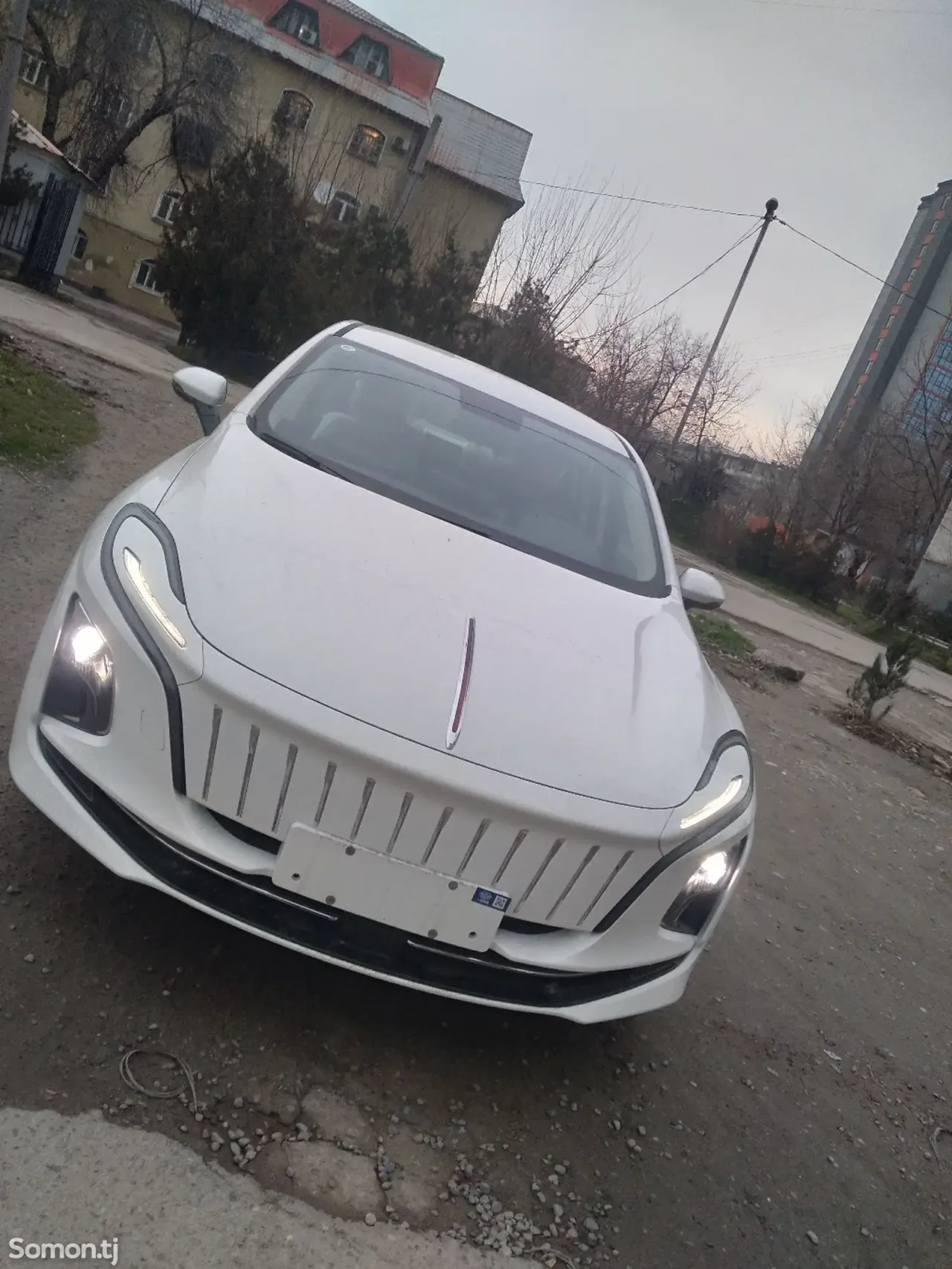 Hongqi E-QM5 2024 · AT